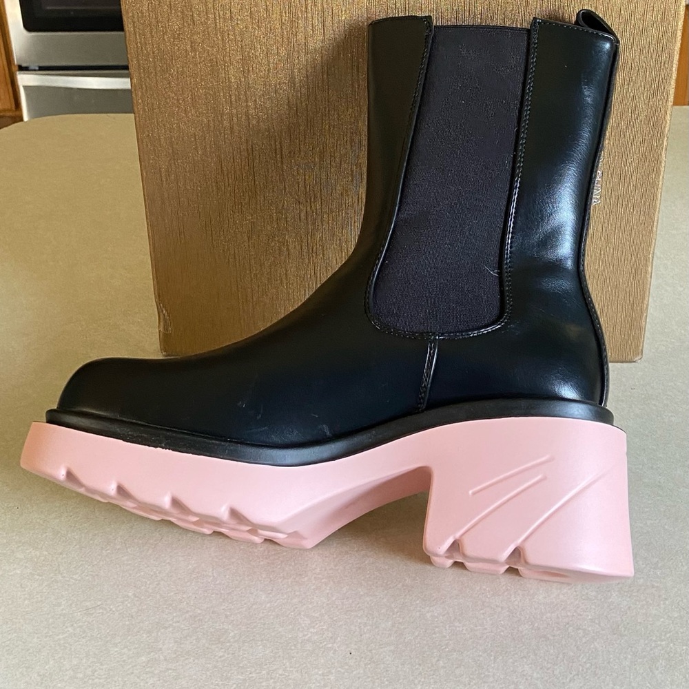 Chelsea ankle boots size 9.